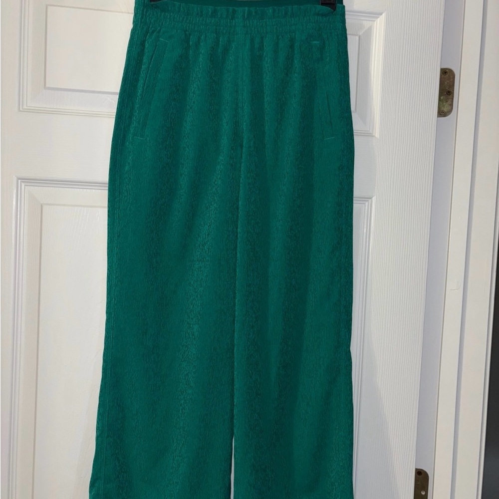 athleta green echo wide leg cropped trousers size 2